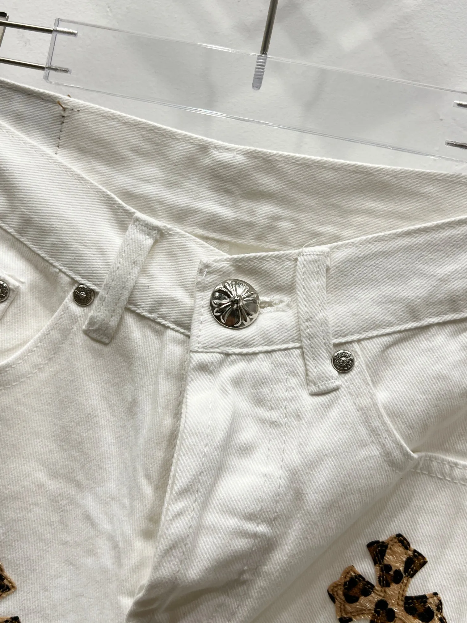 P260 Style No.: (c031) Chrome Hearts & Chrome Hearts high street jeans with leopard print and vintage graffiti paintings on a white background. Chrome Hearts are the most popular pants in color. Made of beaded canvas fabric, heavy washing makes the upper body of the fabric more textured and the pants are tall and straight! The three-dimensional cutting of the whole trousers is a masterpiece! The hardware is customized by zp. The beaded canvas fabric is thick and soft after being washed. It has good breathability. Customized small leather label. Unique design. The details are simple and elegant, and the workmanship is exquisite. The whole trousers are neatly routed and the details are in place!  Trendy people have been disappointed. From the quality selection of fabrics, the tailoring of details, and the matching of patterns, everything is impeccable! The upper body is so handsome when worn...it can be easily worn by men, women and children! The craftsmanship is made of heavy-duty washed pure cotton denim fabric. After washing, it is soft and thick and looks very stylish when worn. Color: White Size: 28 30 32 34 (S-XL)